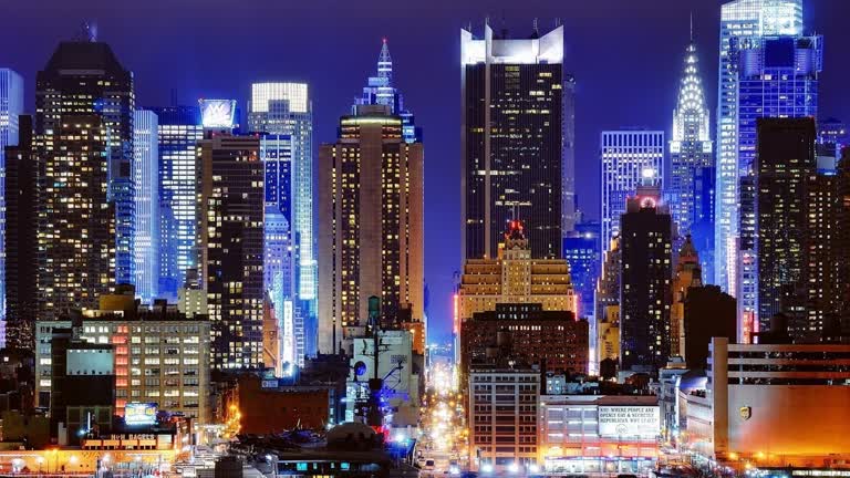 城市天际线的夜景,高楼大厦和交通林立