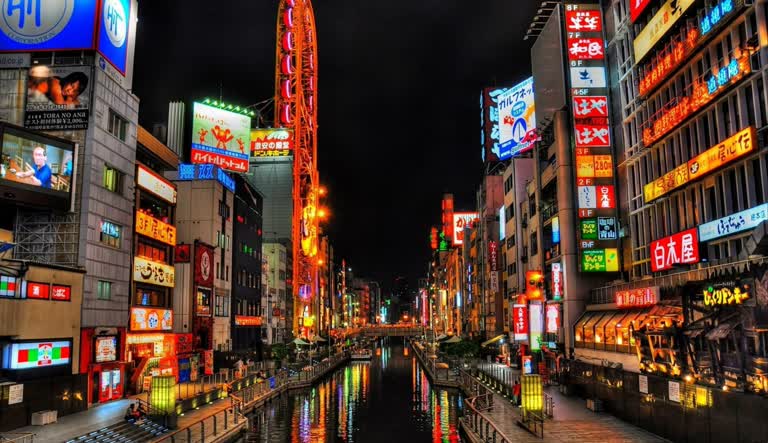 充满霓虹灯的城市街道的夜景
