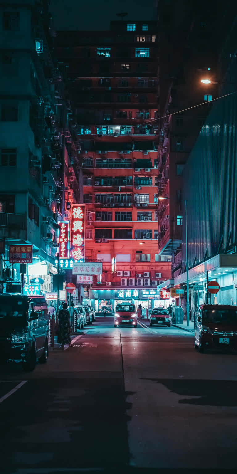 夜间城市街道的夜景,有汽车和霓虹灯招牌