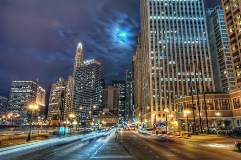 以高楼为背景的城市街道夜景