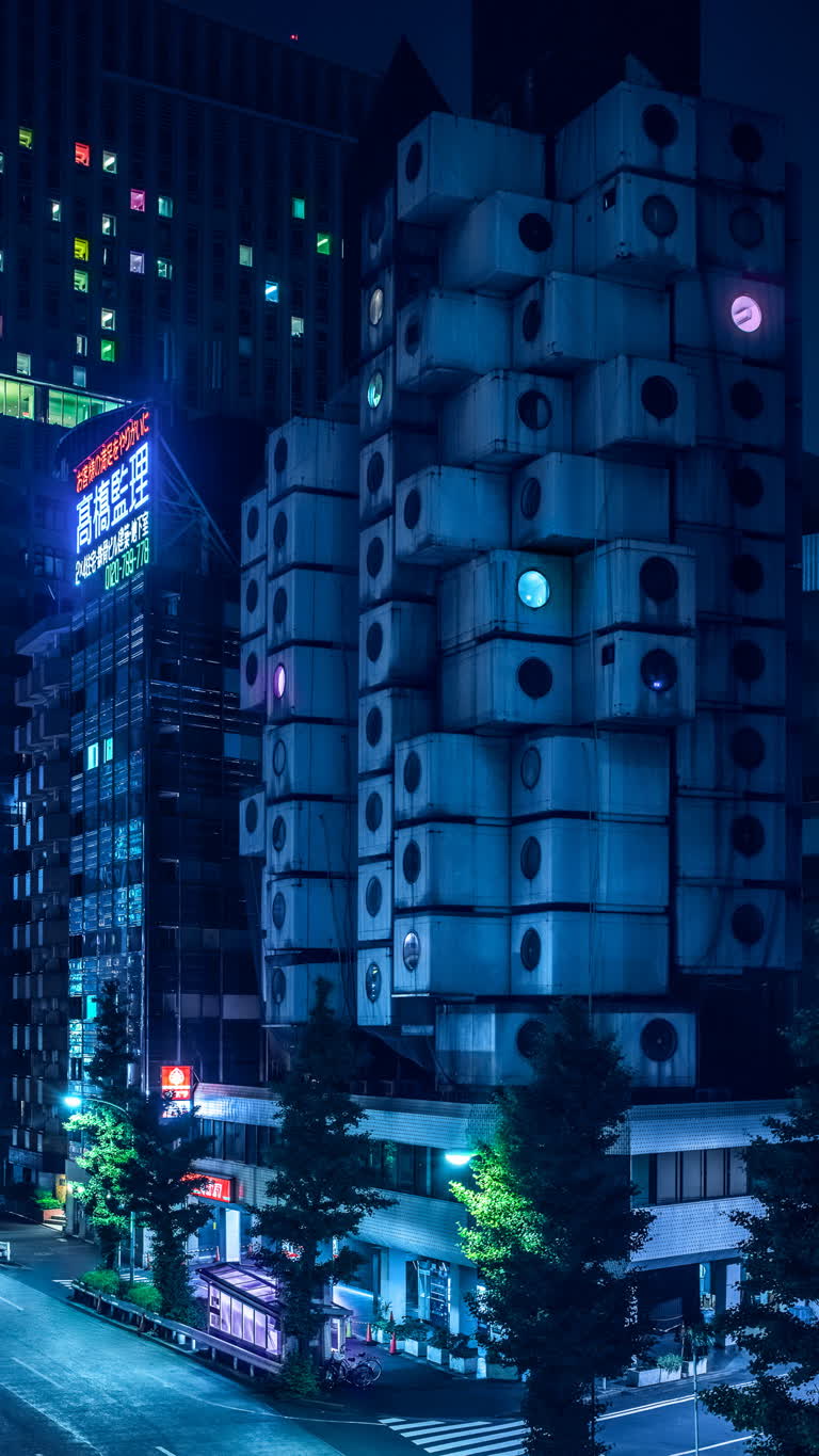 城市街道的夜景,有红绿灯和高楼大厦