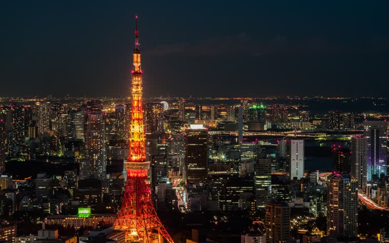 夜间灯火通明的高塔城市夜景