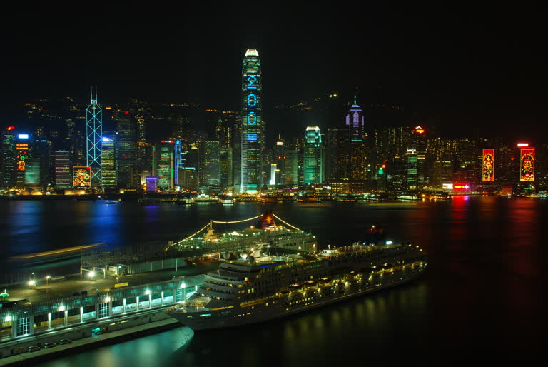 游轮在水中的夜景,背景是城市天际线