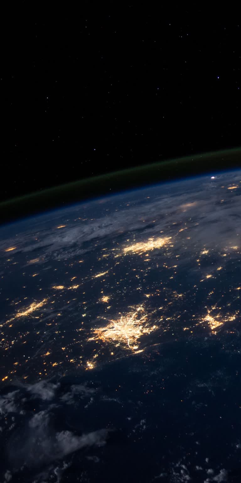 从太空中欣赏地球的夜景,远处有城市的灯光