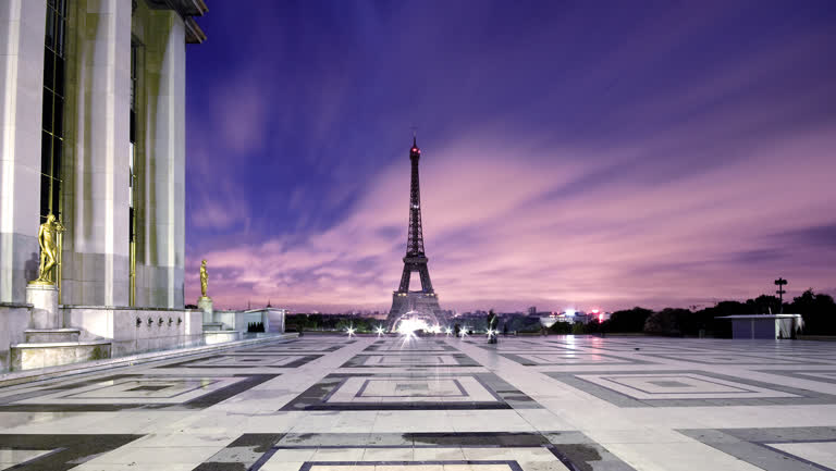 从巴黎特罗卡德斯(Trocades Of Paris)欣赏埃菲尔铁塔的夜景