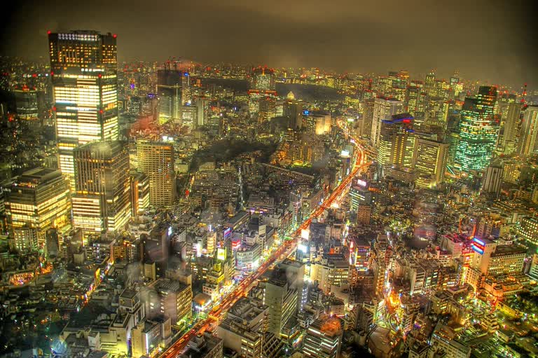 大城市夜景,车流量大,高楼林立