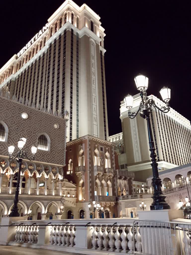 从街对面欣赏拉斯维加斯酒店和赌场的夜景