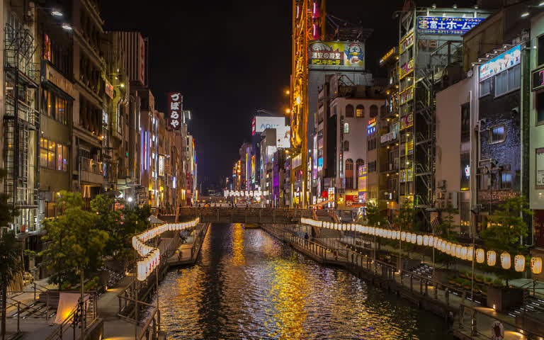 河流流经城市,高楼林立的夜景