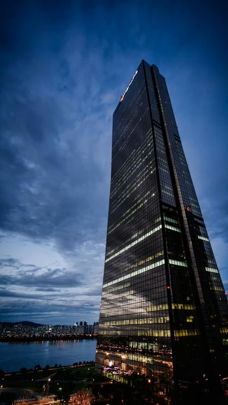高层建筑的夜景,有很多窗户和灯光