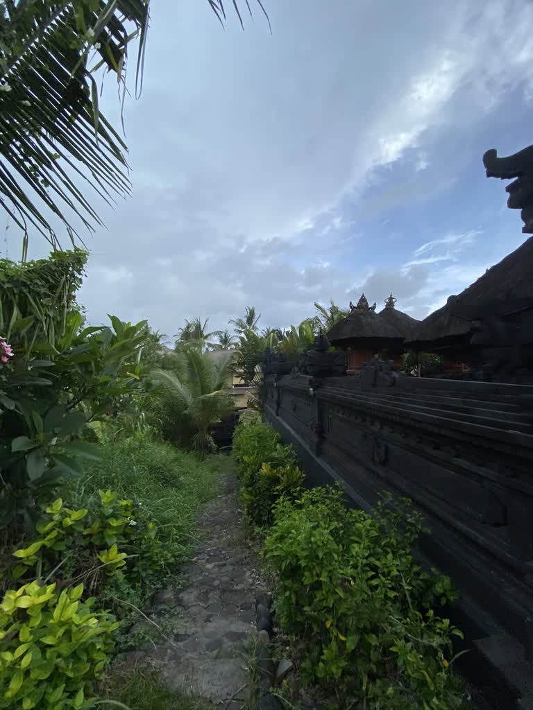 有一条小路通向建筑物的顶部