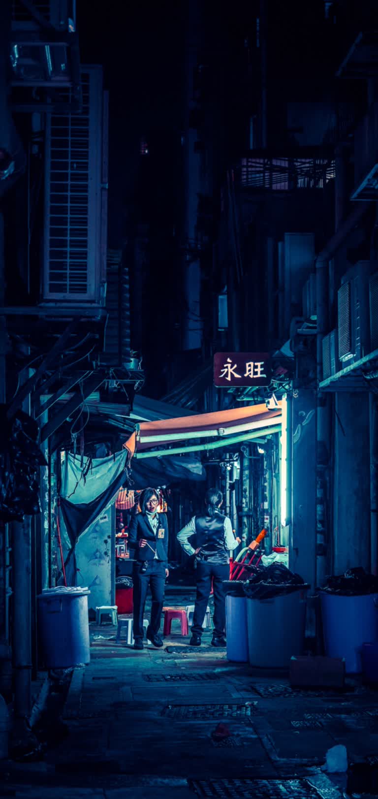 晚上有人站在黑暗中的建筑物外