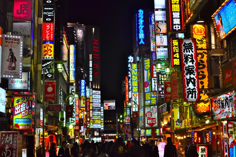 夜里走在城市街道上的人很多