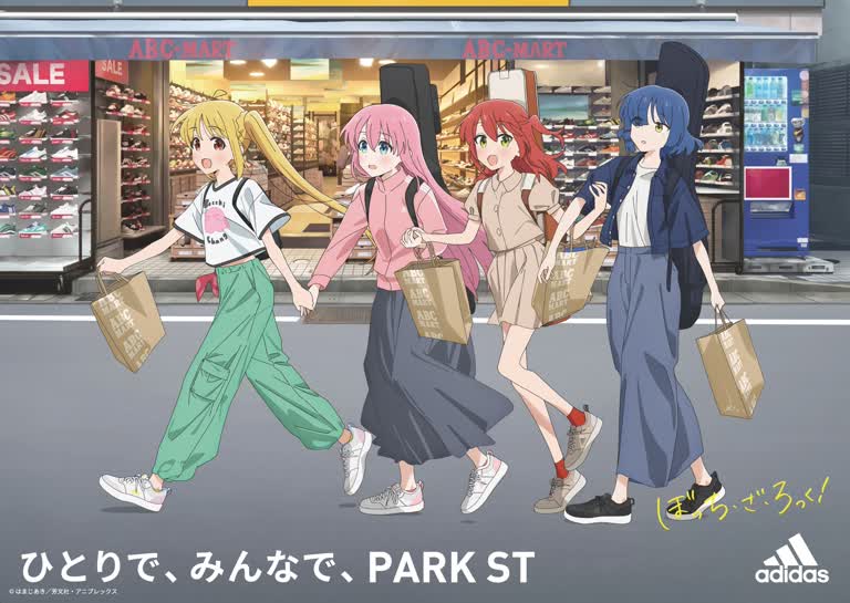 人们在商店门前拿着购物袋走在街上