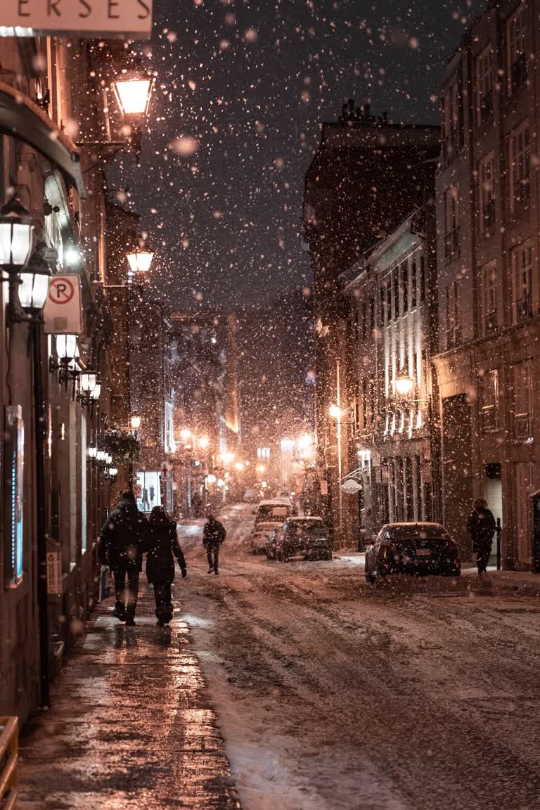 有人在雪地里走在街上