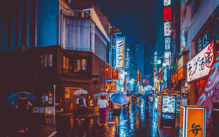 有人在雨中打着伞走在街上