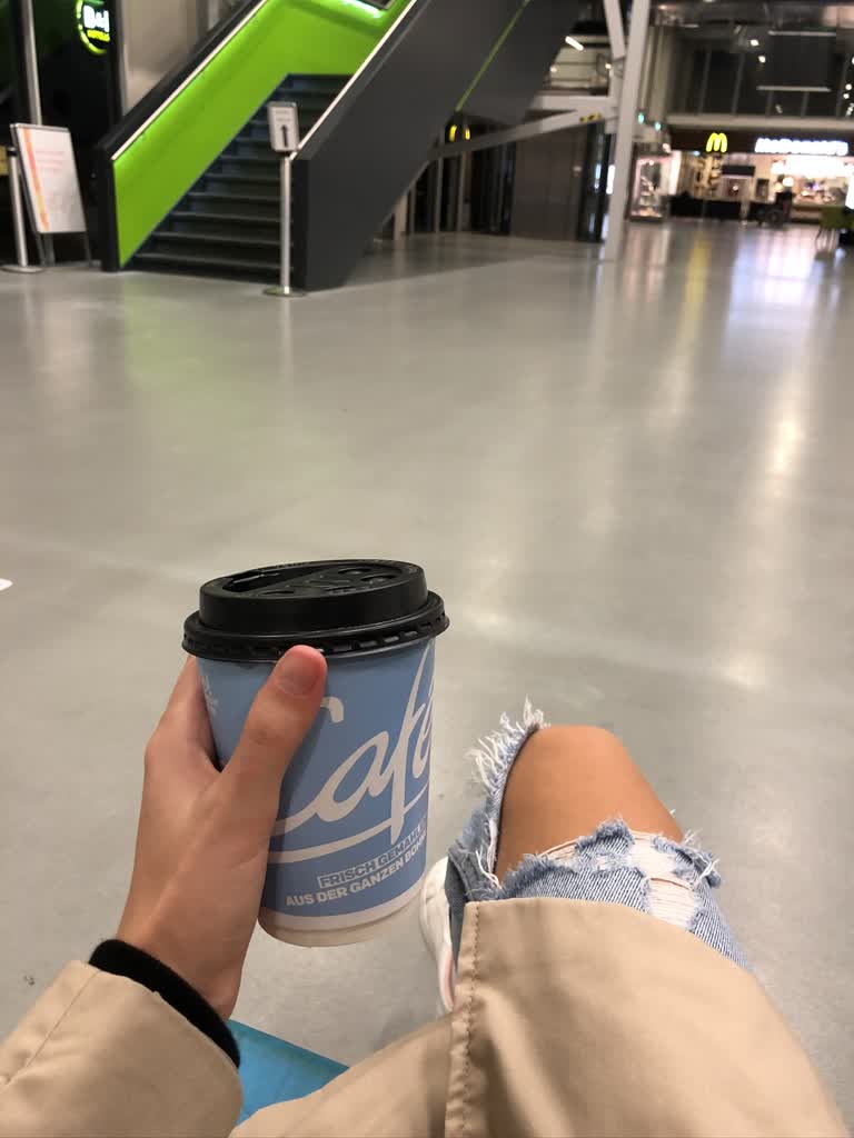 有一个人手里拿着一个咖啡杯