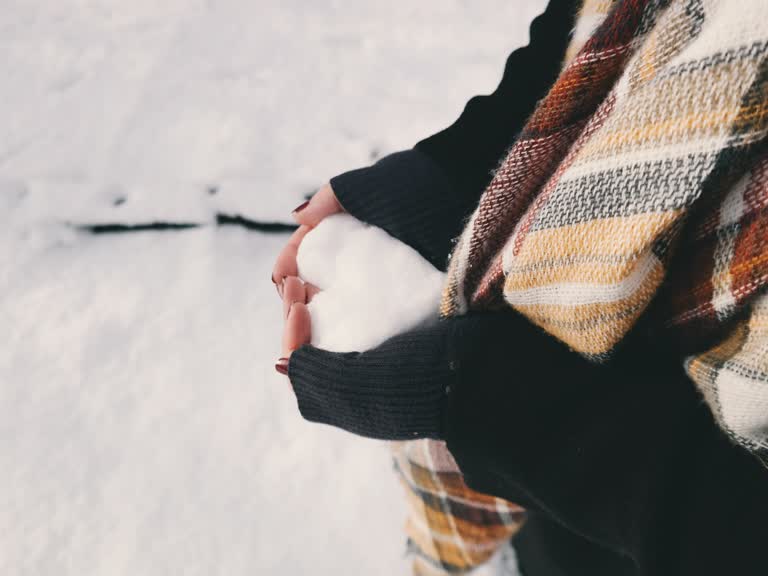 雪地里有一个人拿着雪球