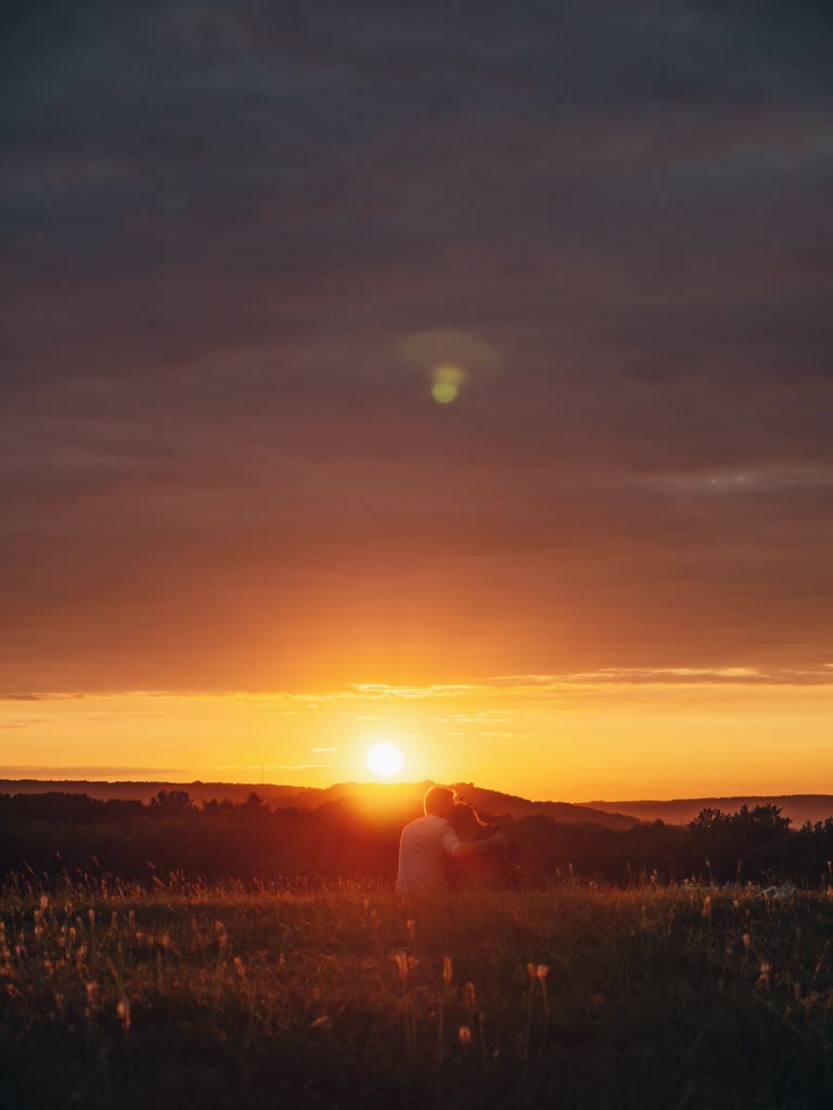 有一个人坐在田野里看夕阳西下