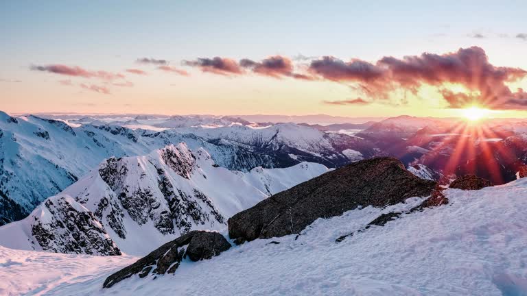 夕阳时分,雪山上有一个人在滑雪