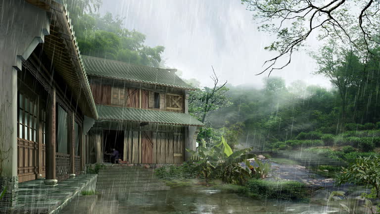 有一个人站在雨中,在房子外面