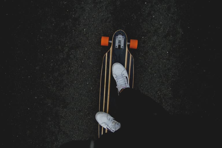 黑暗中有一个人站在滑板上