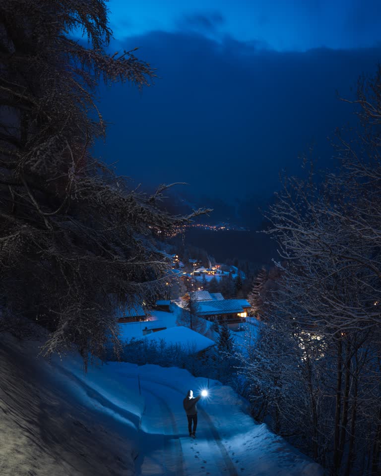 有一个人正在从白雪覆盖的山丘上走下来