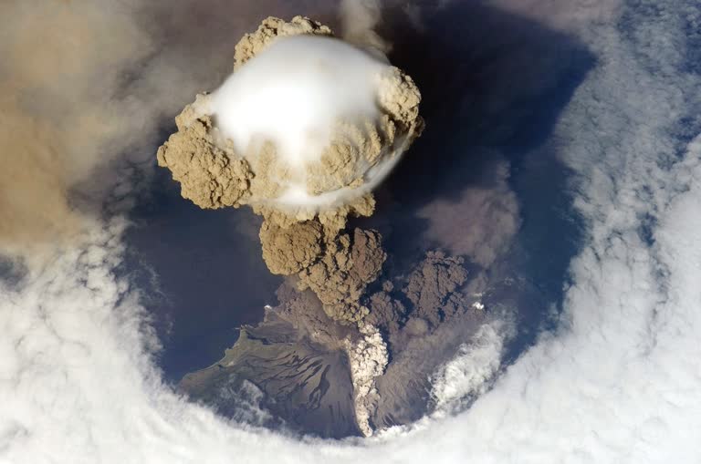 鸟瞰喷出烟雾的火山照片
