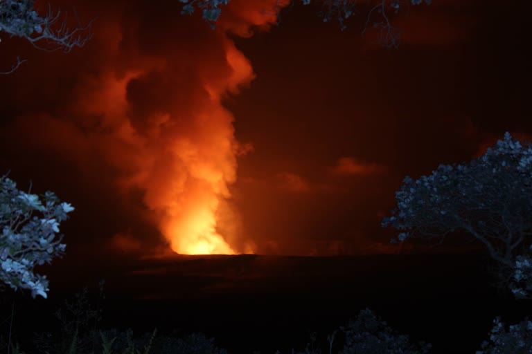 火山冒出大烟的照片