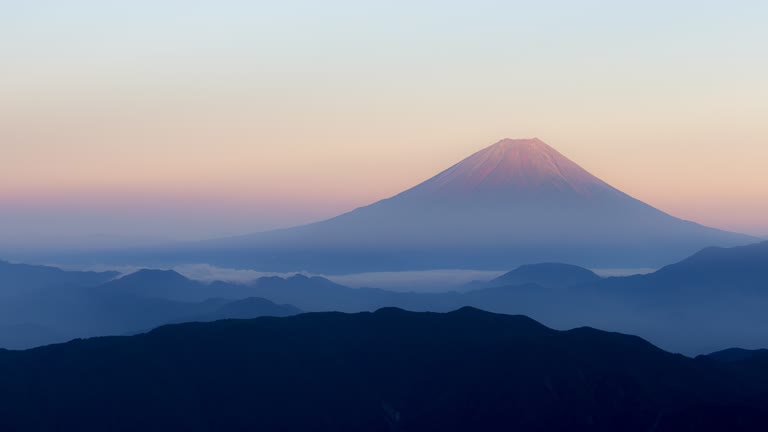 远处山峦朦胧云的照片