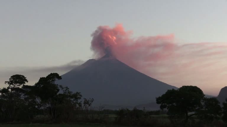 火山喷红烟冲天的照片