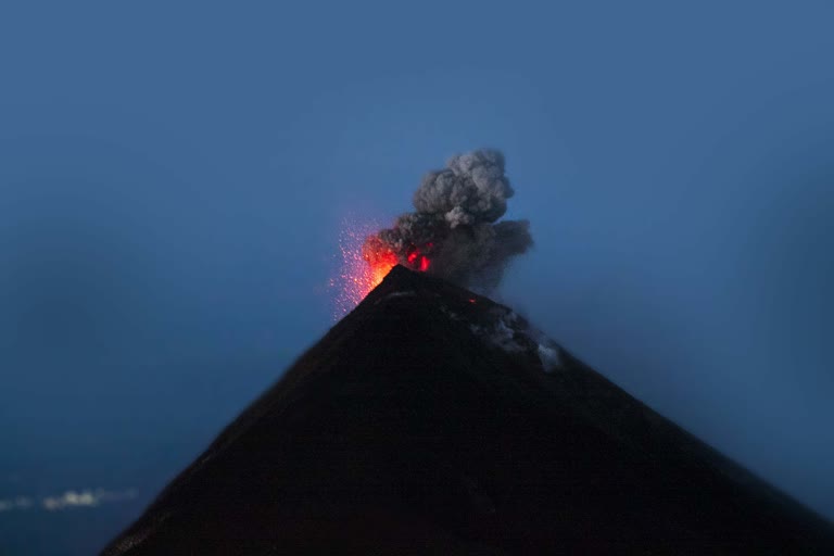 火山喷烟和熔岩冲天的照片