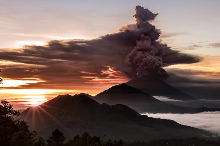 火山喷烟冲天的照片