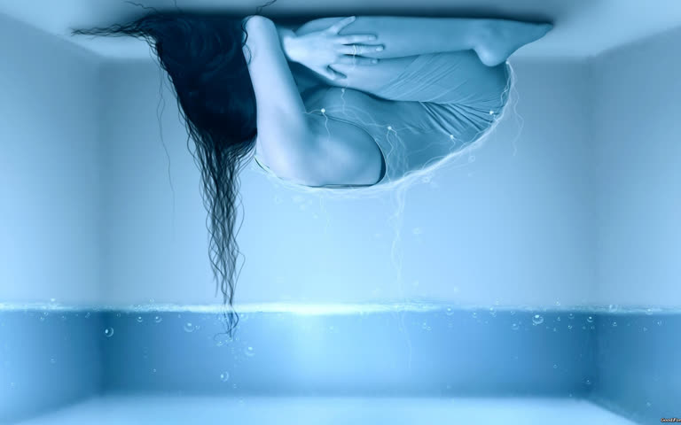 一张女人被淹没在浴缸里的照片