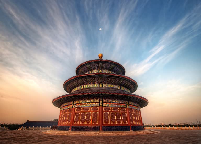 这是一张沙漠中的建筑照片