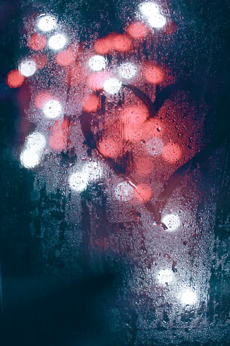 有一张雨中一堆心的图片