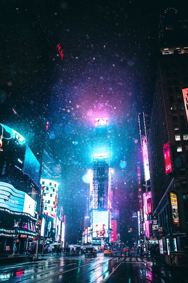 有一张夜晚灯火通明的城市图片