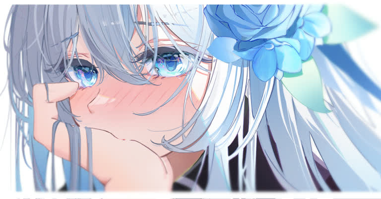 有一张蓝眼睛、头发上插着一朵花的女孩的照片