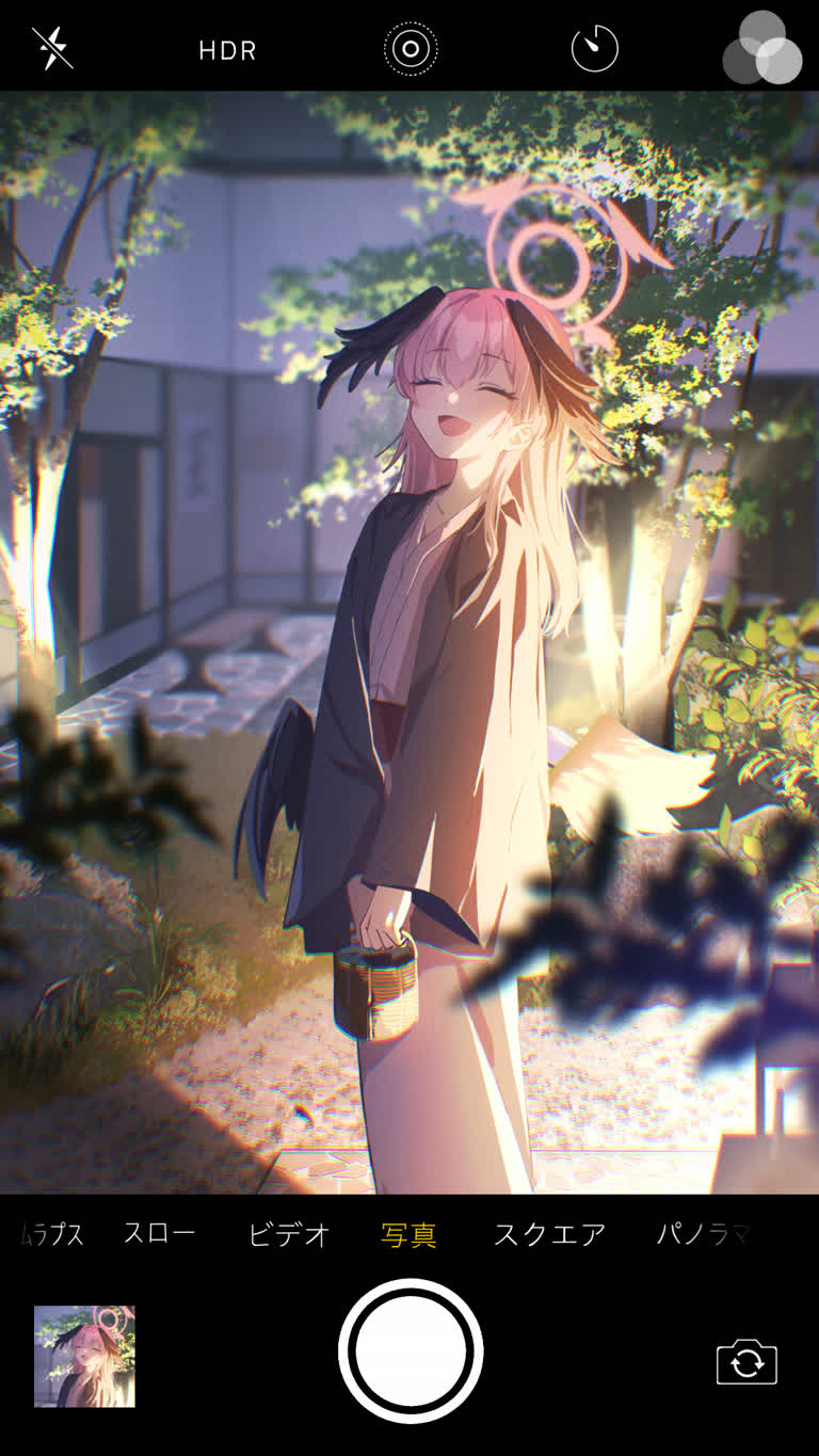 有一张女孩站在街上的照片