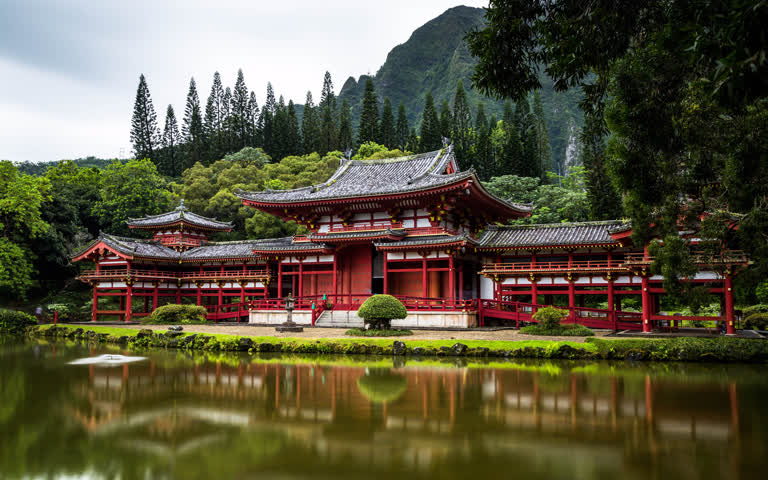 这是一张湖中央的一座大建筑的照片