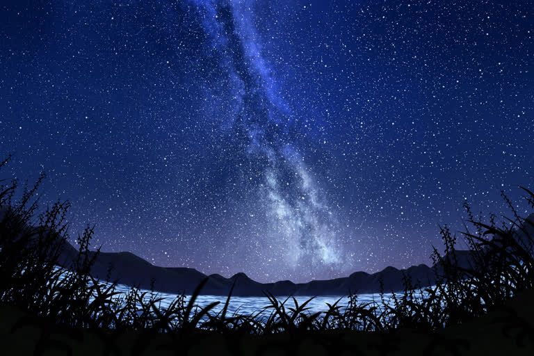 有一张夜空的画面,星星和乳白色