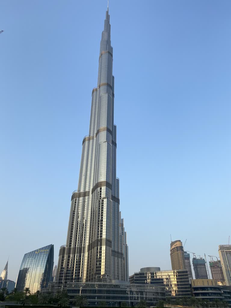 这是一张位于城市中心的一座非常高的建筑的照片