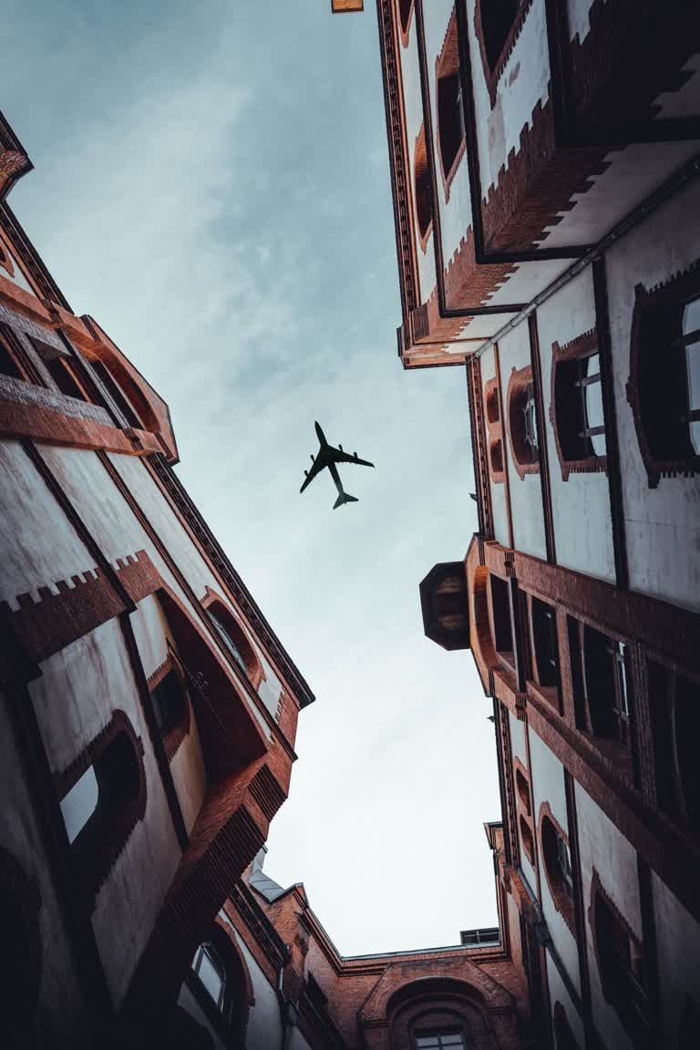 有一架飞机在两栋楼之间空中飞翔