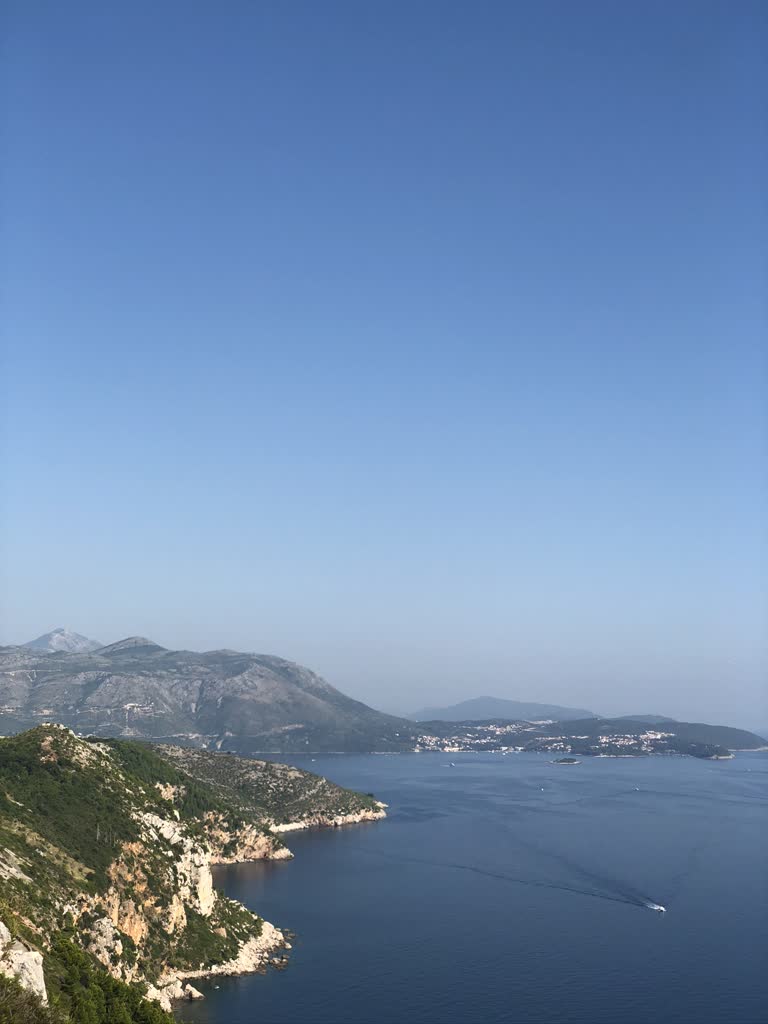 有一架飞机正在飞过水体