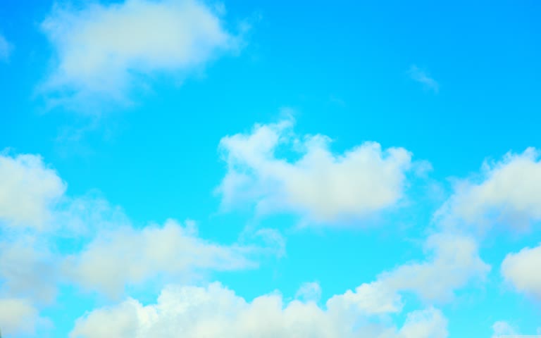 有一架飞机在高空飞行