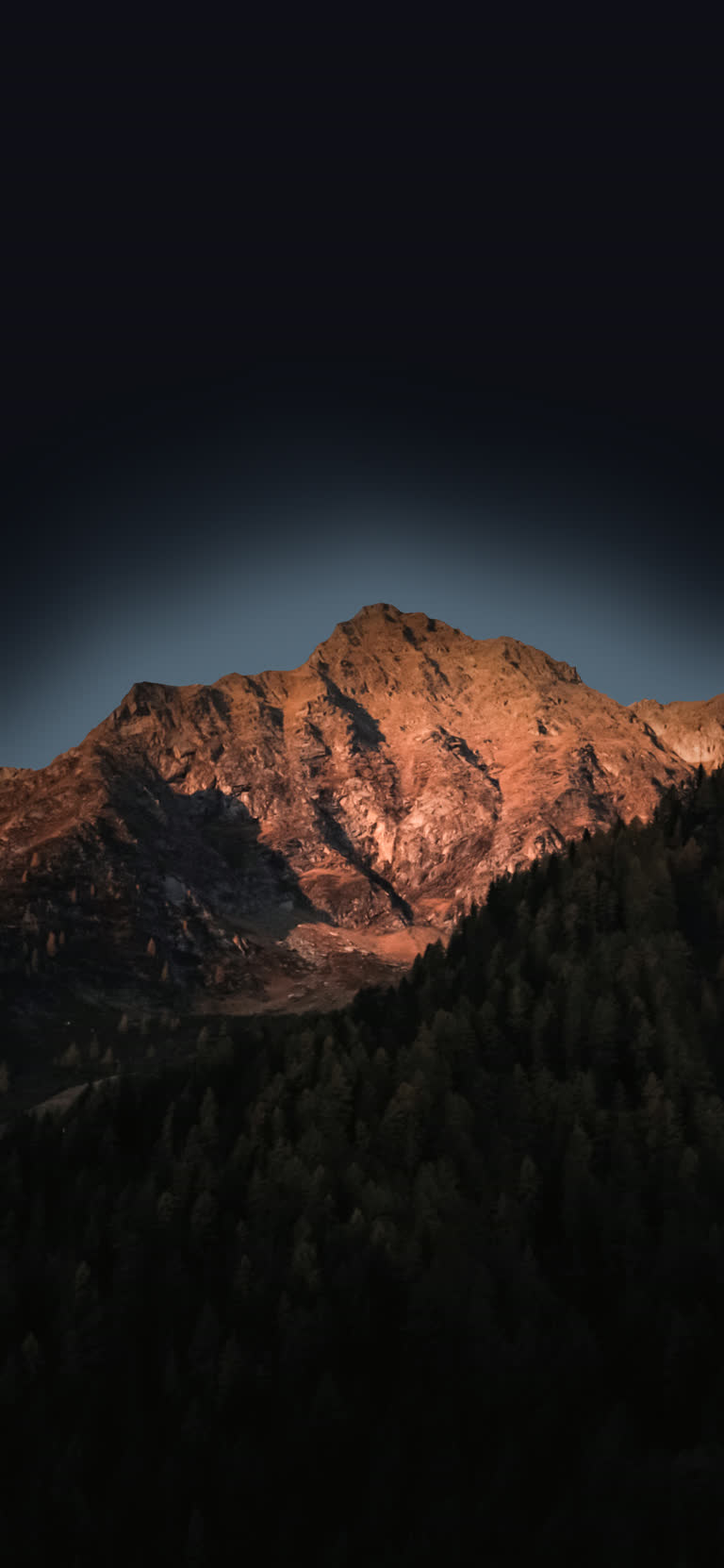 有一架飞机在夜间飞过一座山