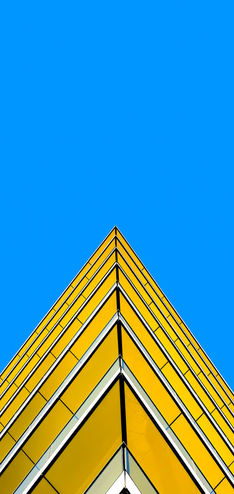 有一架飞机在天空中飞过一座建筑物