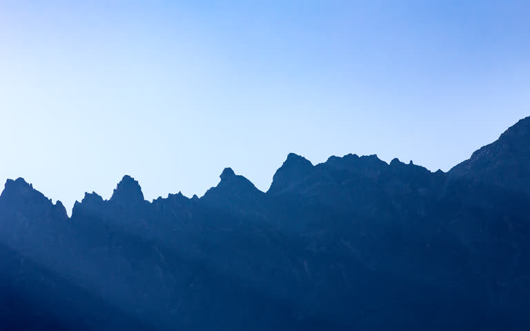 有一架飞机在山上空飞翔