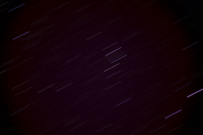 有一架飞机在夜间在天空中飞行