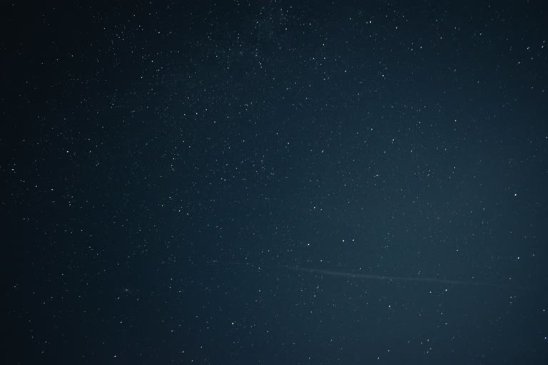 有一架飞机在夜间在天空中飞行