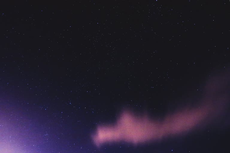 有一架飞机在夜间在天空中飞行